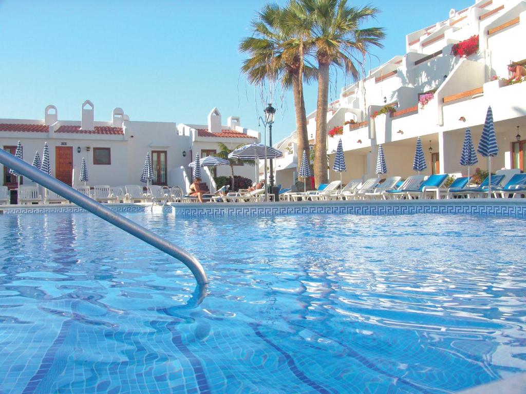 洛斯克里斯蒂亚诺斯Beverly Hills Suites - Excel Hotels & Resorts的水中水管的游泳池