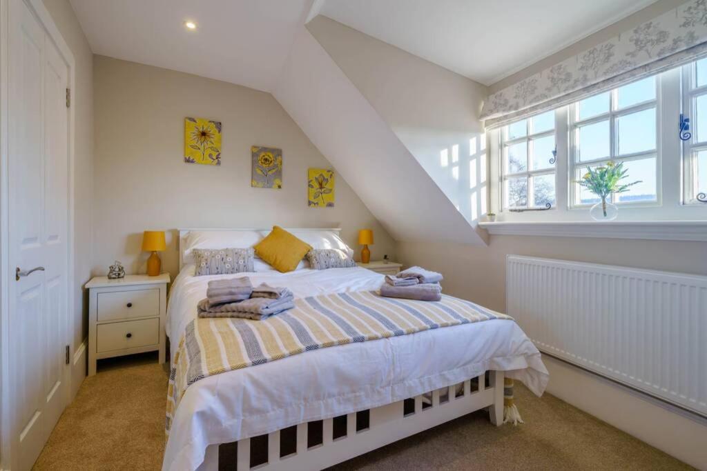 亨利昂泰晤士Upper Thames & Lower Thames - Stunning apartments的白色的卧室设有床和窗户