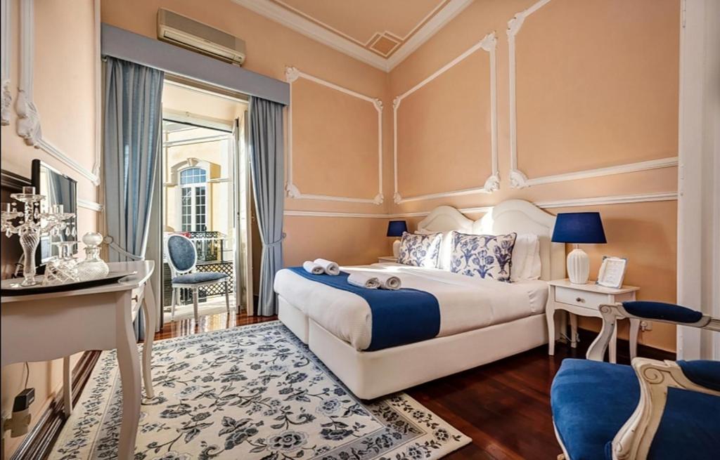 楼尔Casa Beny 1897 Guesthouse的一间卧室配有一张特大号床和一张书桌
