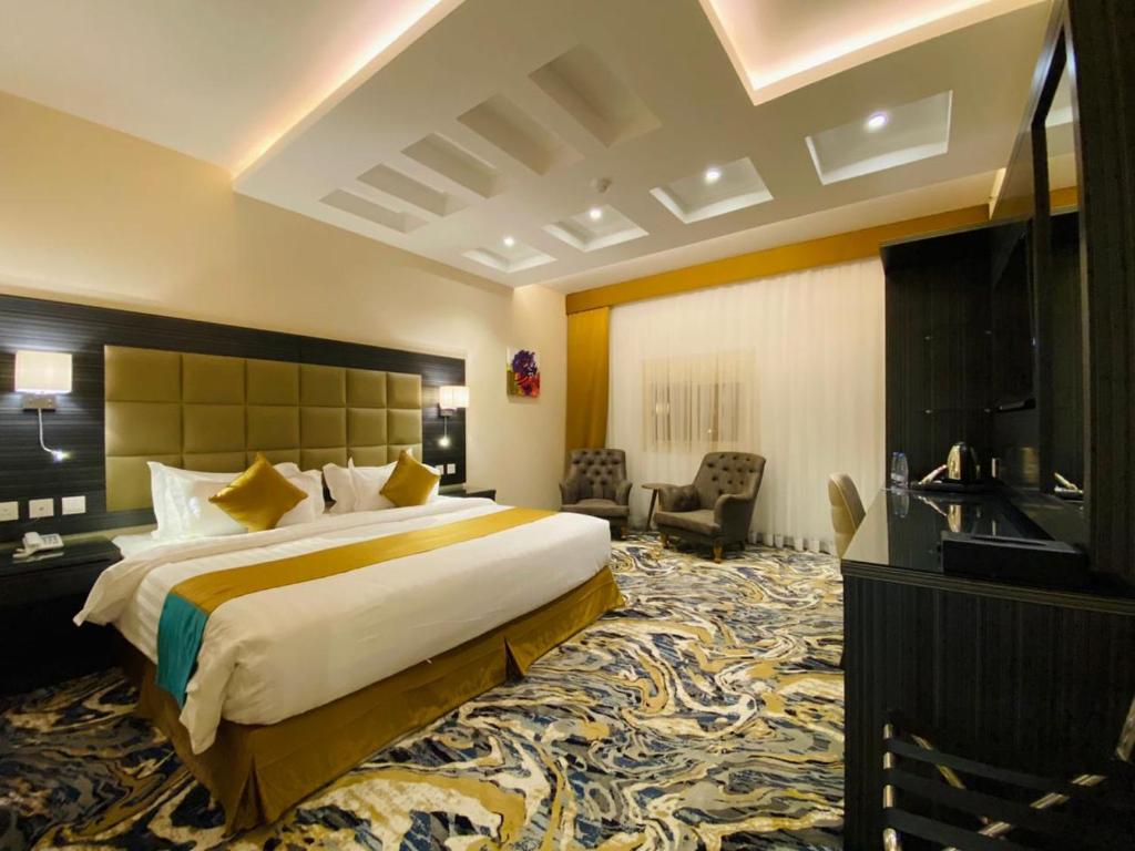 麦地那W Platinum Hotel的酒店客房设有一张大床和一台电视。