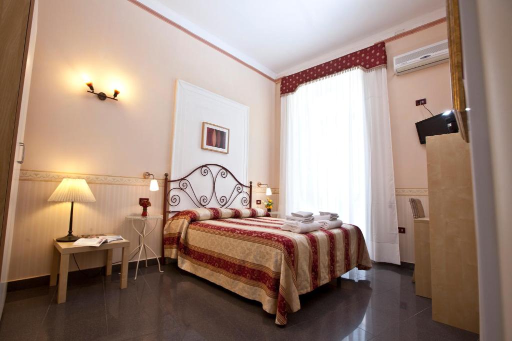 那不勒斯那不勒斯市中心住宿加早餐酒店的酒店客房设有床和窗户。