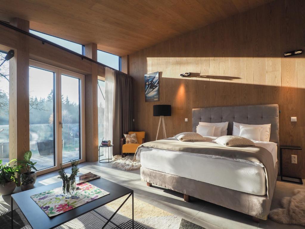 哈拉霍夫CHALEYOTT Mountain Apartments的一间卧室配有一张大床和一张桌子