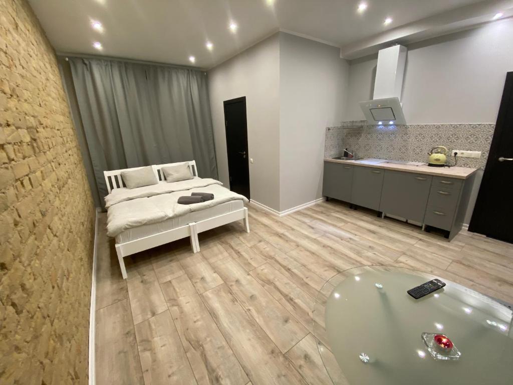 里加里加公寓式酒店的带浴缸、床和盥洗盆的浴室