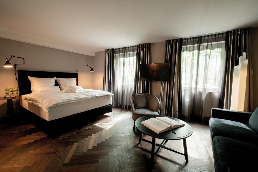 科隆Prevôt Restaurant & Hotel的一间卧室配有一张床、一把椅子和一张桌子