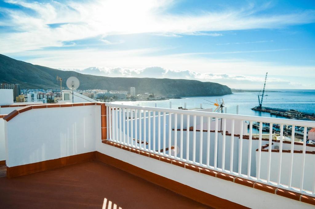 洛斯克里斯蒂亚诺斯Banana Surf House的游轮上的阳台享有海景