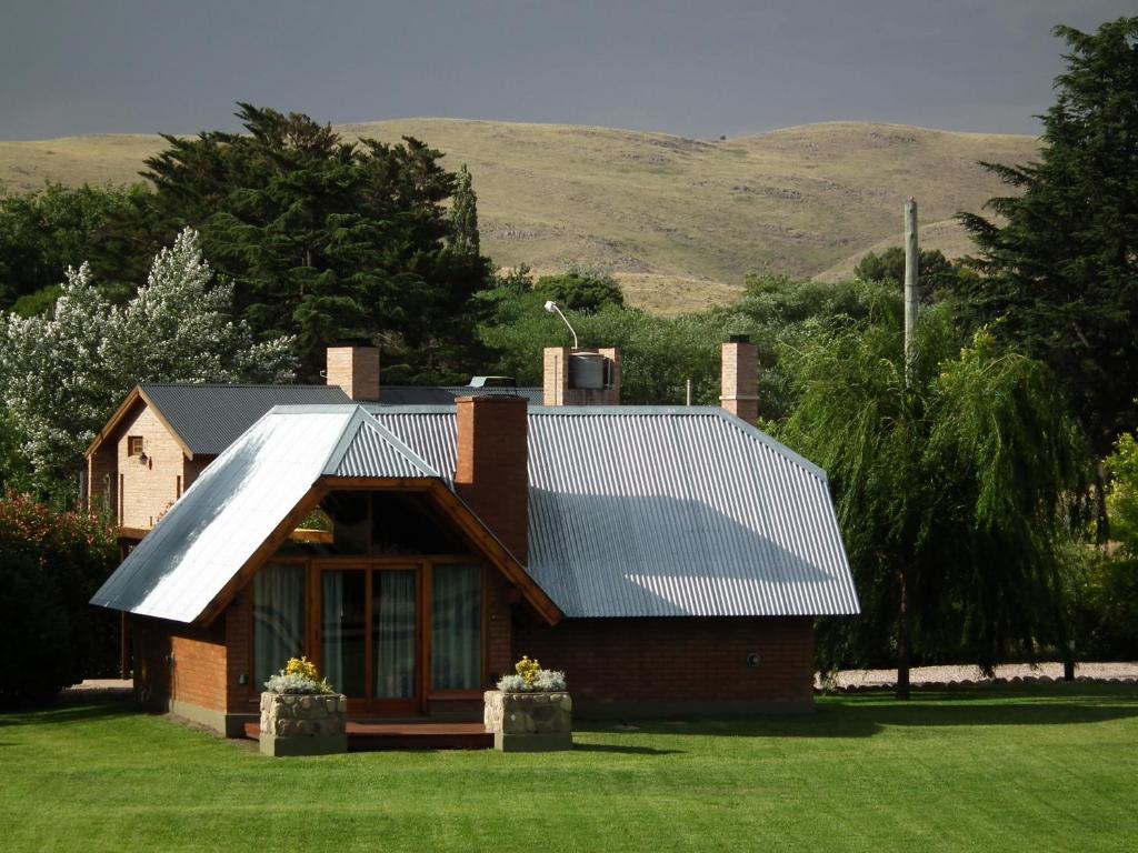本塔纳山村Solar de las Sierras的金属屋顶的小砖屋
