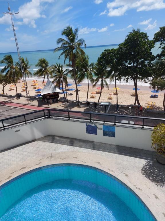 累西腓Hotel Euro Suíte Recife Boa Viagem的背景海滩的游泳池