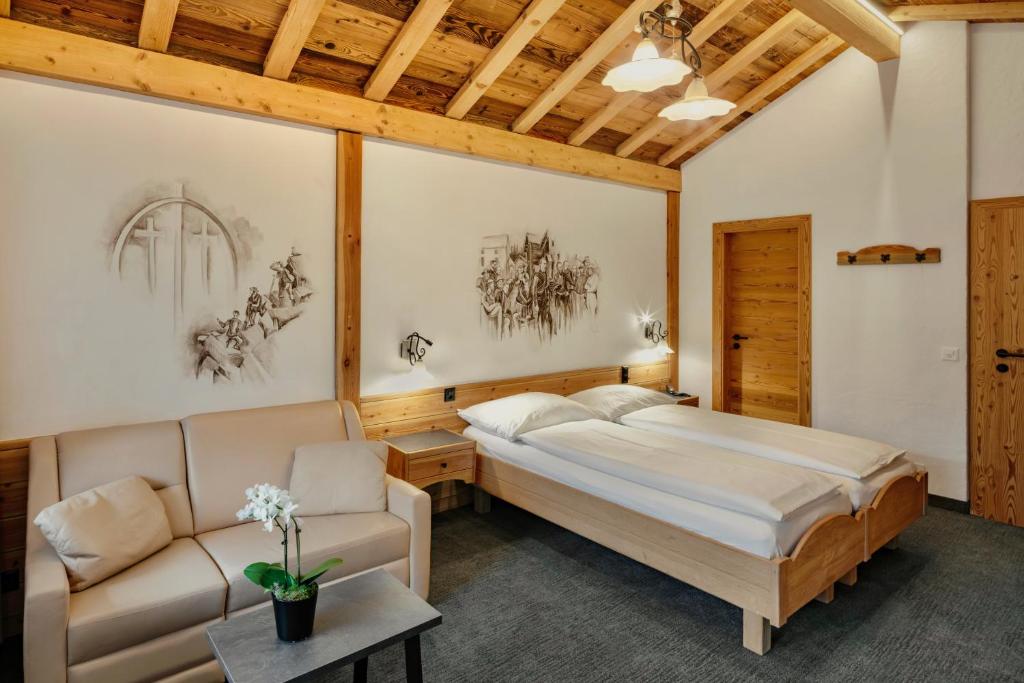 采尔马特安提卡酒店的一间卧室配有一张床和一张沙发