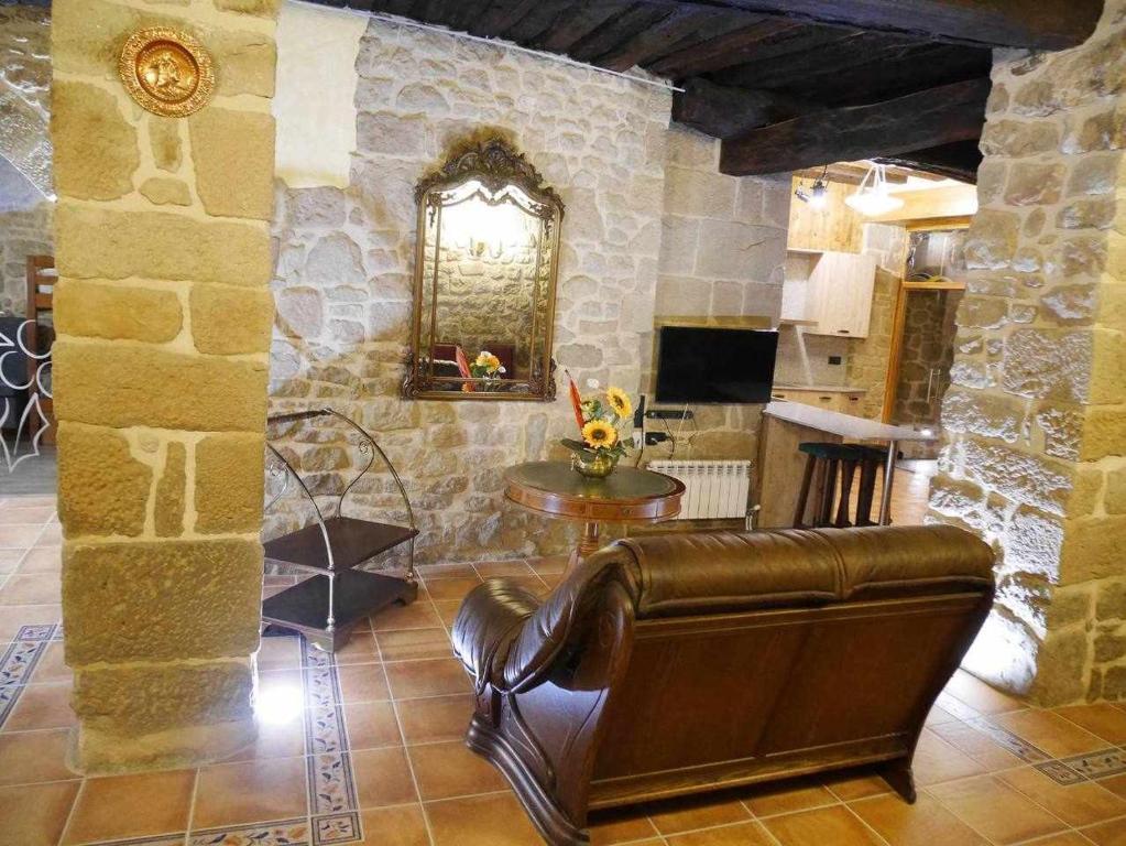 FreixinetEl Bressol de Cal Feixas Preciosa casa rural de época的客厅配有真皮沙发和桌子
