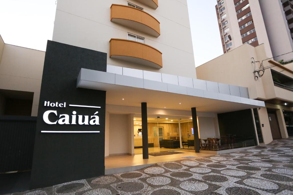 乌穆阿拉马Hotel Caiuá Express Umuarama的建筑上标有酒店卡利达标志