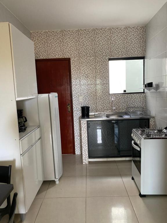 马拉戈日Mellim Residence的厨房配有白色冰箱和水槽