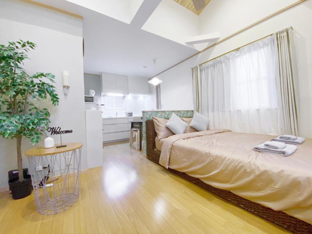 东京nestay villa tokyo takanawa的一间卧室配有一张带窗户和桌子的床