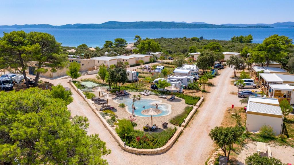 乌格连Mobile Homes at Camping Ugljan Resort的享有带游泳池的度假村的空中景致