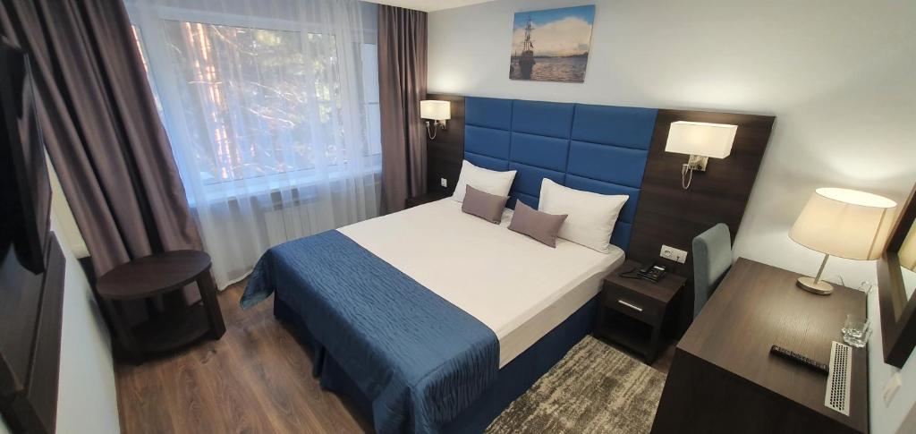 奥布宁斯克Hotel Orbital的酒店客房设有床和窗户。