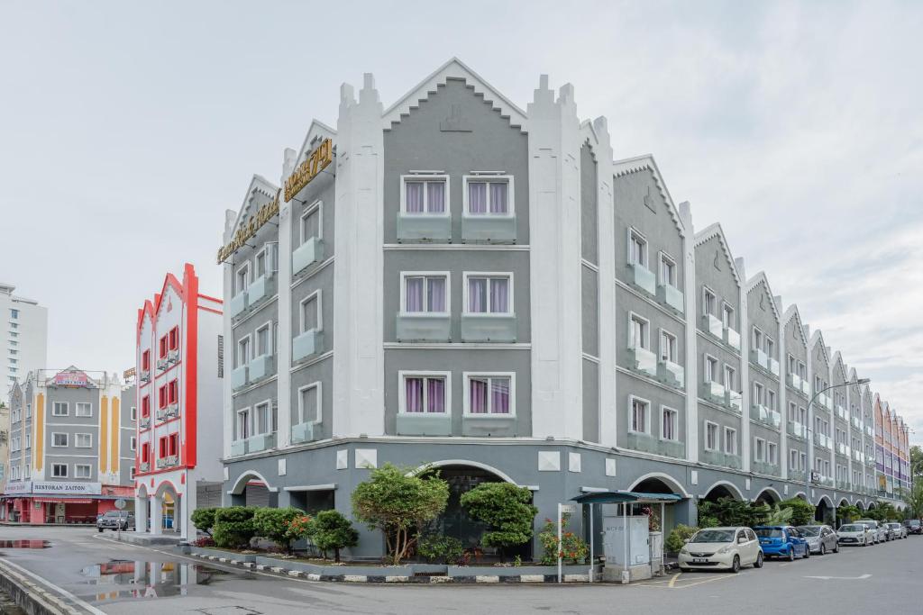 马六甲马六甲欧罗富豪酒店的一条城市街道上的灰色大建筑