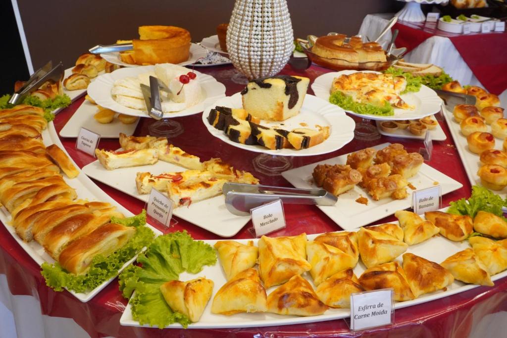 路易斯爱德华多马加良伊斯Pak Suítes Hotel的一张桌子,上面摆放着各种面包和糕点