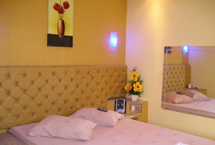 贝洛奥里藏特MOTEL RED LOVE的酒店客房,配有床和镜子
