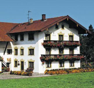 希明格Beim Hanslbauer的一座大型白色房屋,设有红色屋顶