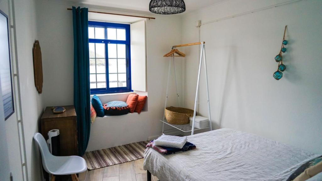 奥尔塔Casa Três Picos的一间卧室配有床、窗户和秋千