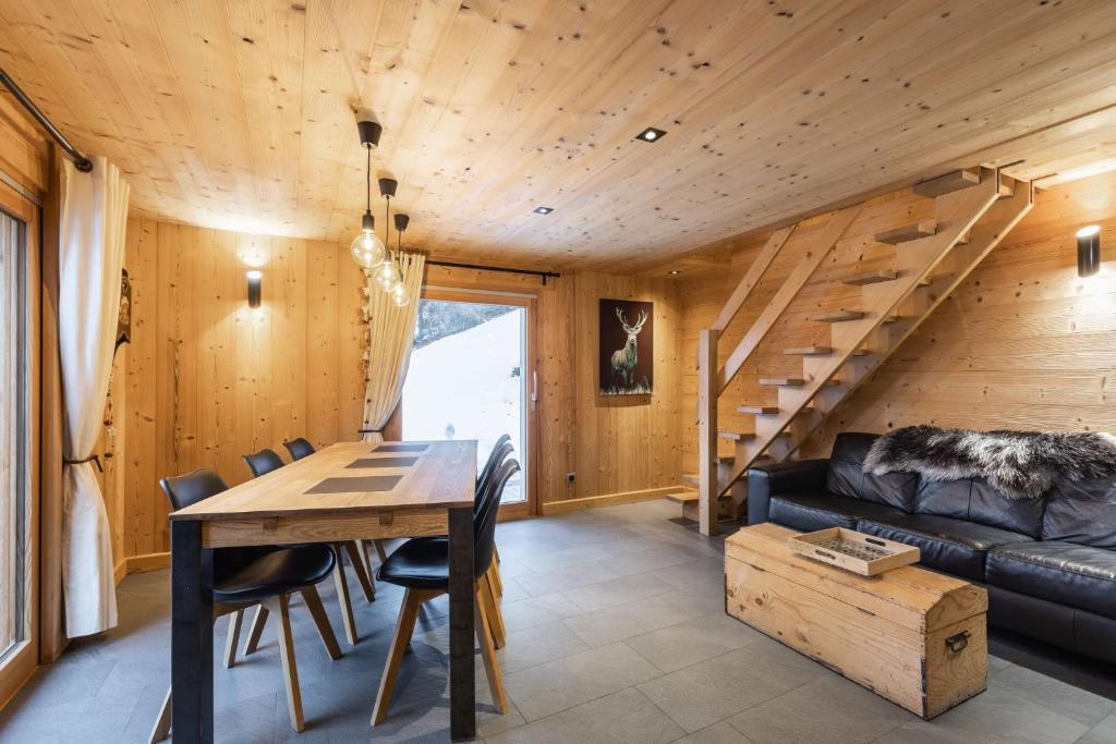 大博尔南Chalet Socali Le Grand Bornand的客厅配有桌子和沙发