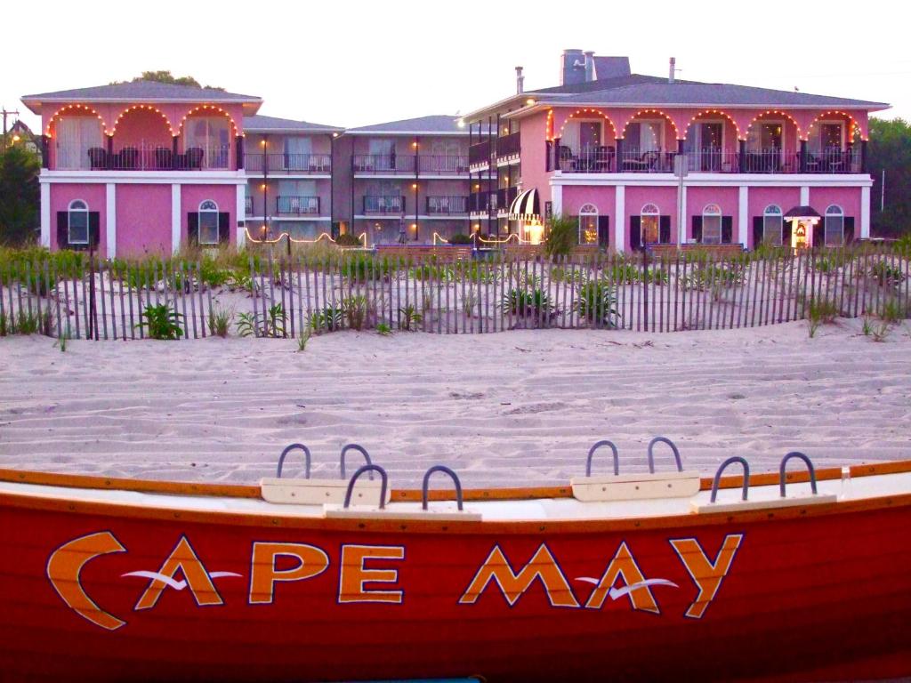 五月岬郡长春花旅馆的坐在房子前面的海滩上的船