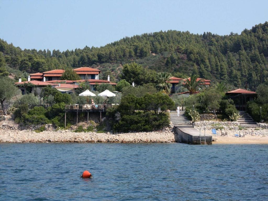 欧拉努波利斯斯凯特简易别墅酒店的水体上的度假胜地