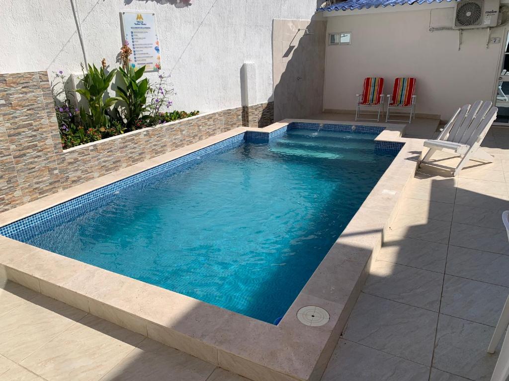 卡塔赫纳Mar de Indias House的一座蓝色的游泳池