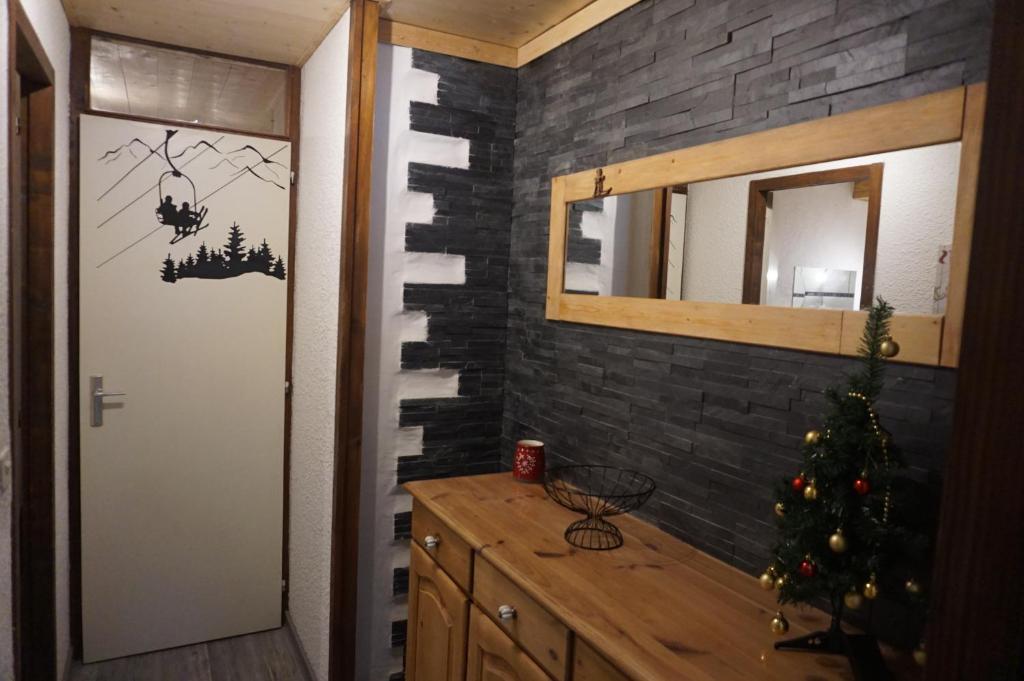 莱孔塔米讷蒙茹瓦le bel aval的砖墙上带圣诞树的浴室