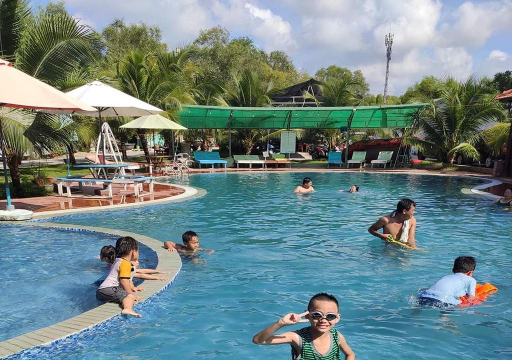 罗夷宝安日落海滩度假村的一群人在游泳池里