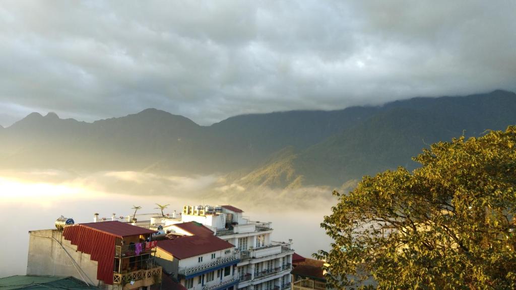 萨帕阮当住宿加早餐旅馆的享有以山脉为背景的城市美景
