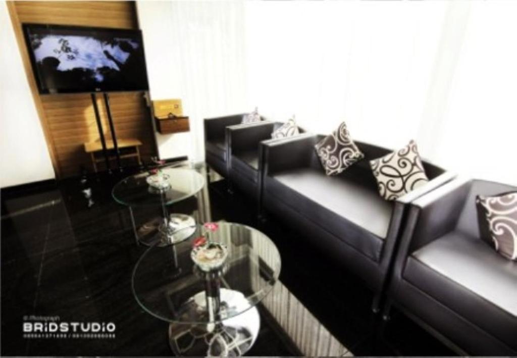沙拉迪加彭多克鲁奥萨玛旅馆的客厅配有两张沙发和一台电视机