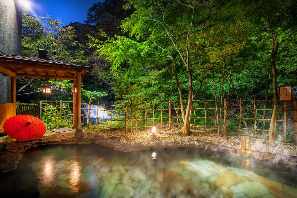 会津若松原泷旅馆的院子里的带雨伞的水池