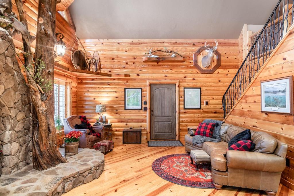 ButlerIron Mountain Lodge - Beautiful Cabin With Forest & Mountain Views!的小木屋内的客厅,设有楼梯