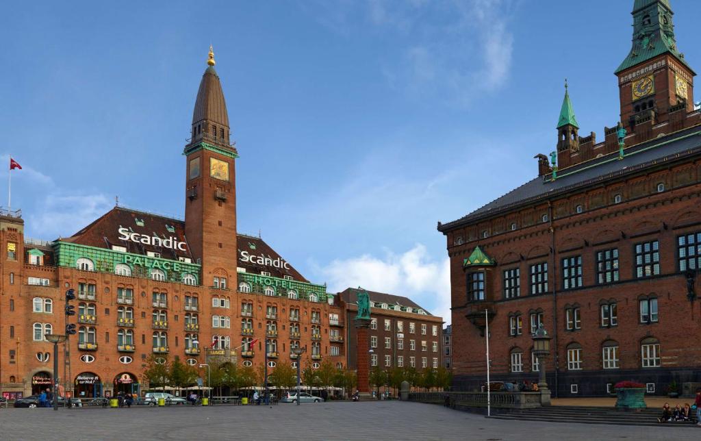 哥本哈根斯堪迪克皇宫酒店的一座带钟楼的大型砖砌建筑