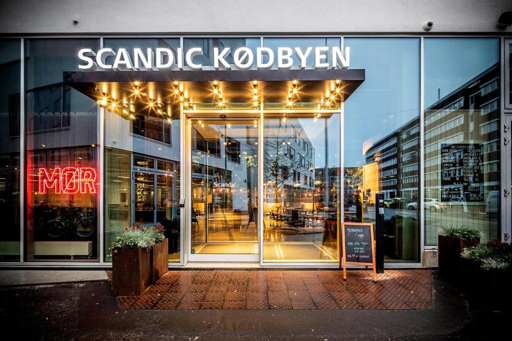 哥本哈根科德恩斯堪迪克酒店的带有读取kodaben样本的标志的商店前部