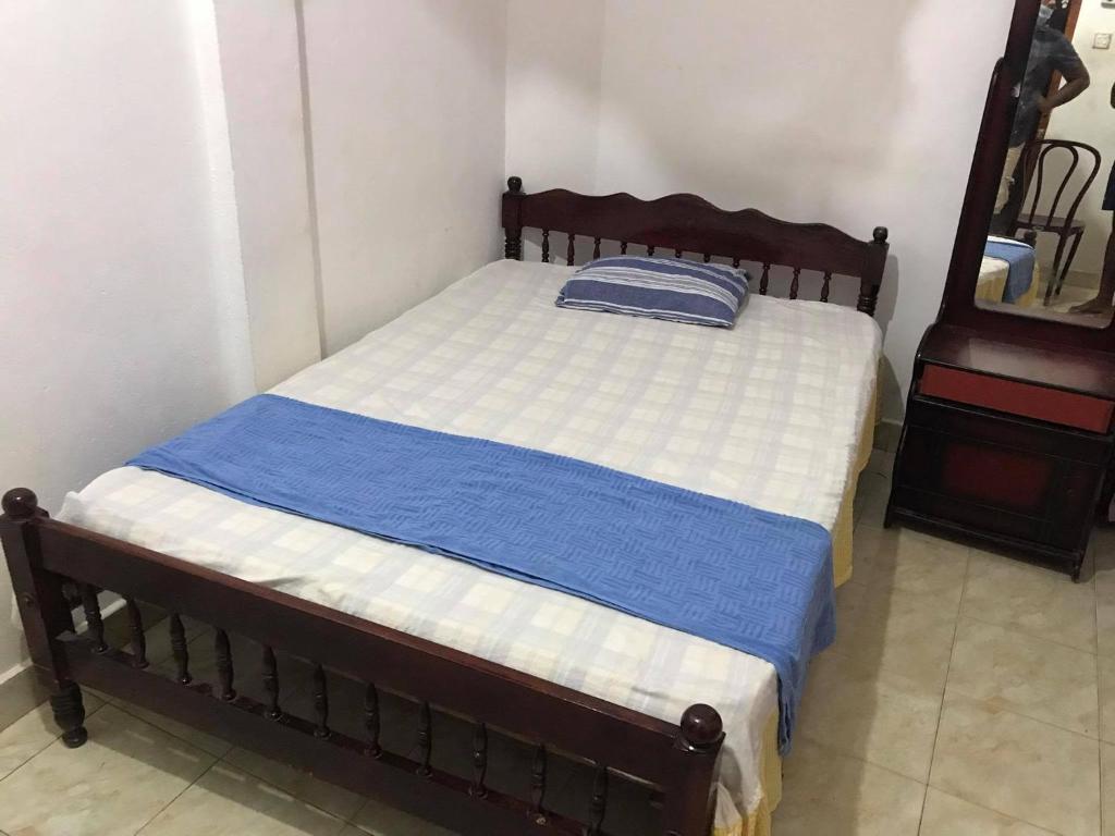 TanamalwilaTharuka Rest Inn Hotel的一间卧室配有一张带蓝白色毯子的床