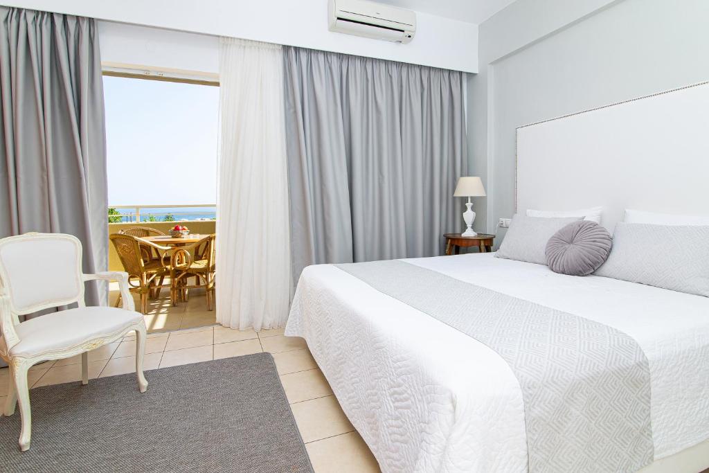 玛利亚维拉玛瑞蒙特公寓酒店的卧室配有白色的床和桌椅