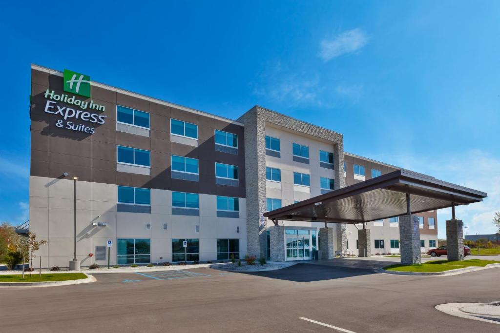 Cedar SpringsHoliday Inn Express & Suites - Cedar Springs - Grand Rapids N, an IHG Hotel的医院外景与大楼