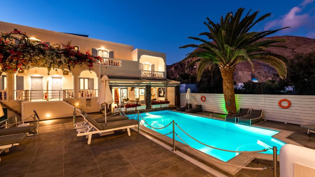 佩里萨斯代里奥斯帕雷斯酒店的一座晚上设有游泳池的房子