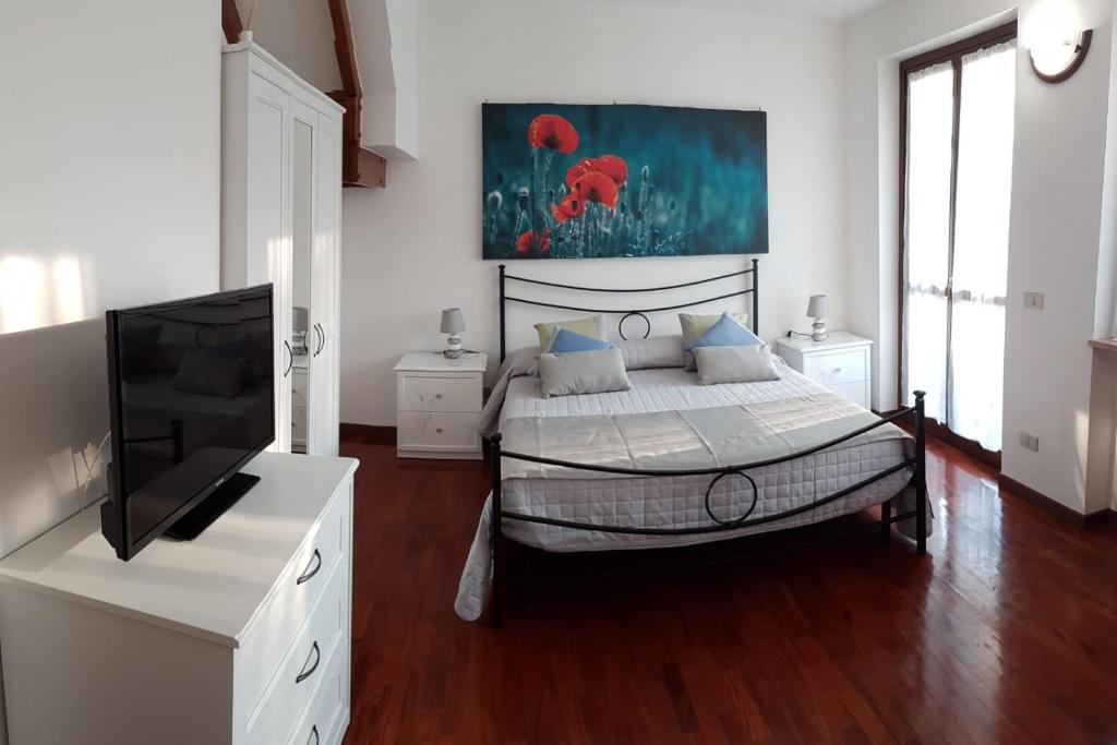 内格拉尔Dalla Giò的一间卧室配有一张床和一台平面电视
