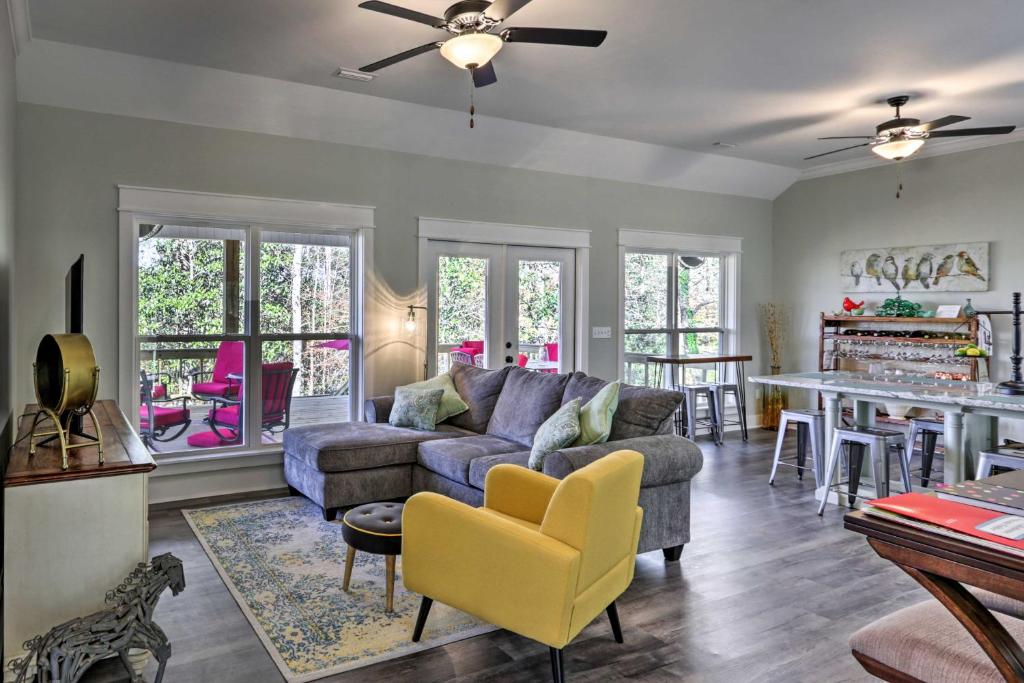 尤福拉White Oak Creek Home with Views, Deck and Pool Access!的客厅配有沙发和桌子