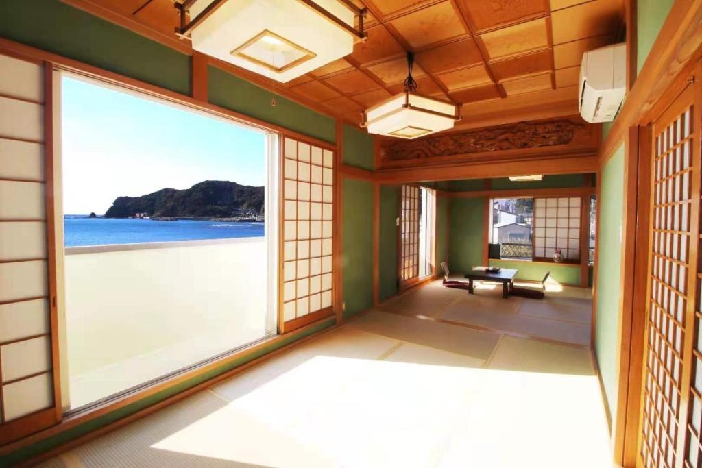 鸭川市Kamogawa Shokudo - Vacation STAY 15119v的客房享有海景,设有窗户。