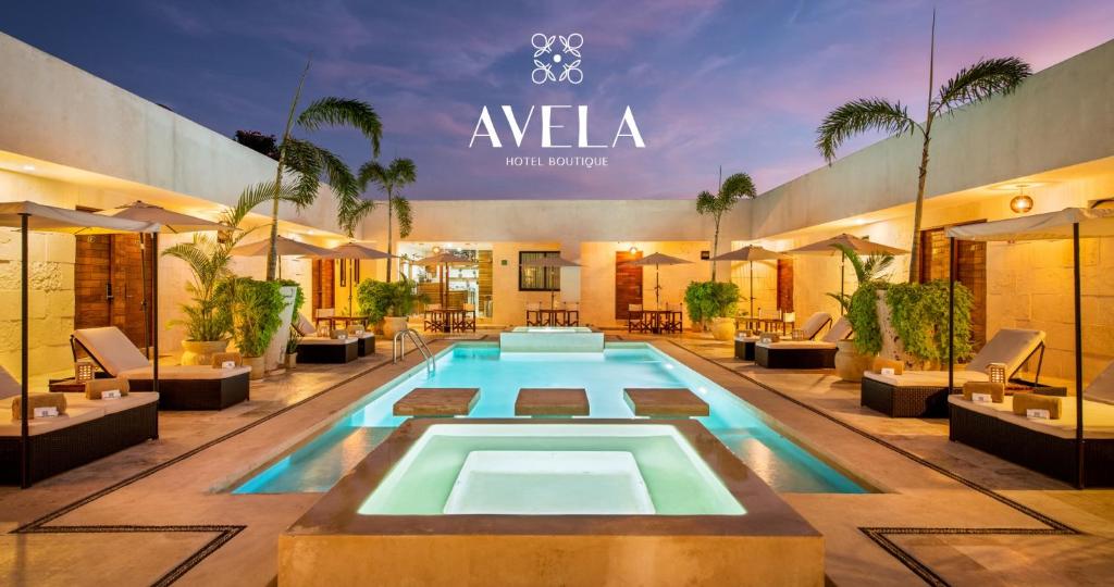 萨尤利塔Avela Boutique Hotel的一座位于酒店大楼内的游泳池