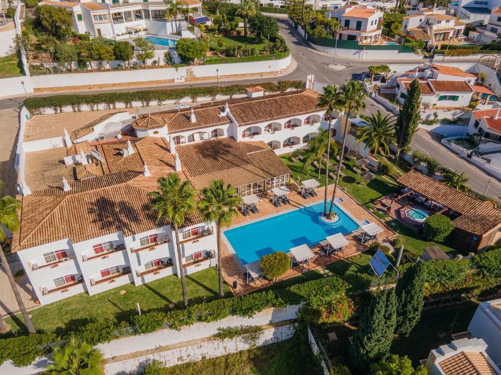 阿尔布费拉大山滨海酒店 的享有带游泳池的房屋的空中景致