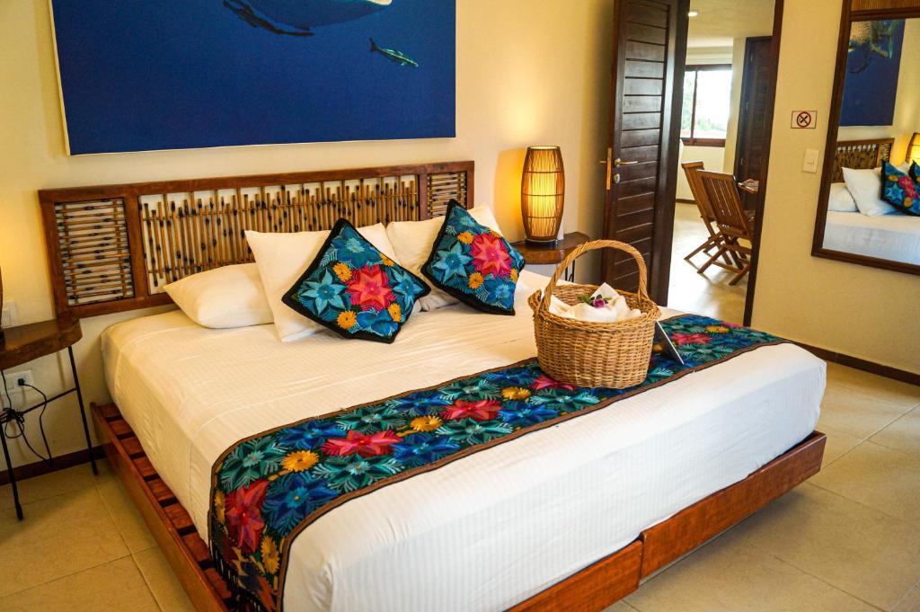 女人岛Casa Azul Maya的一间卧室,配有一张带篮子的床