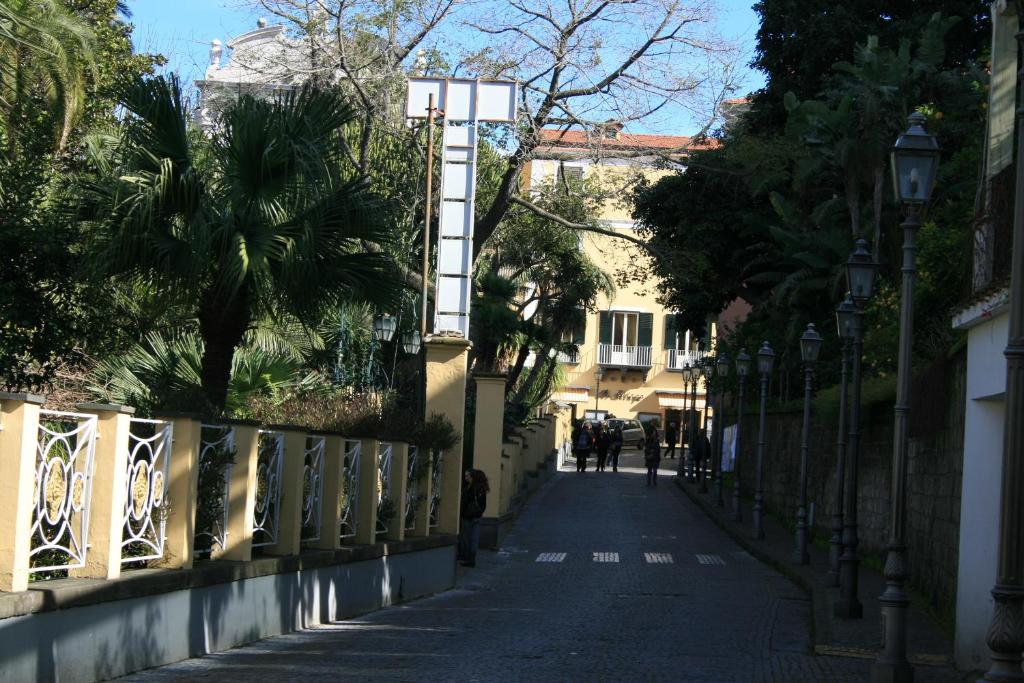 索伦托迪维纳住宿加早餐旅馆的一条空的街道,桥上有白色的十字架