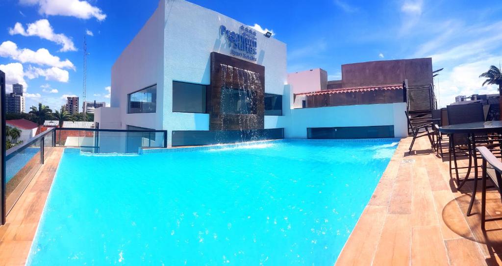 圣克鲁斯Premium Suites Deluxe Aparthotel Equipetrol的大楼屋顶上的大型游泳池
