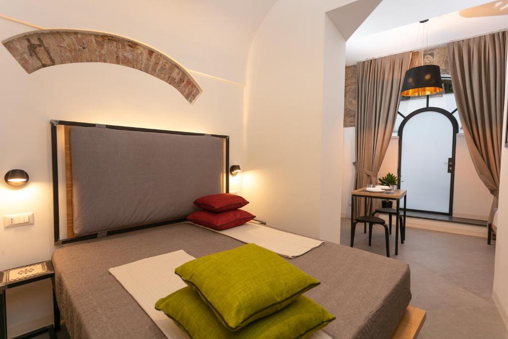 阿纳卡普里Bellamania B&B的一间卧室配有一张带绿色枕头的床