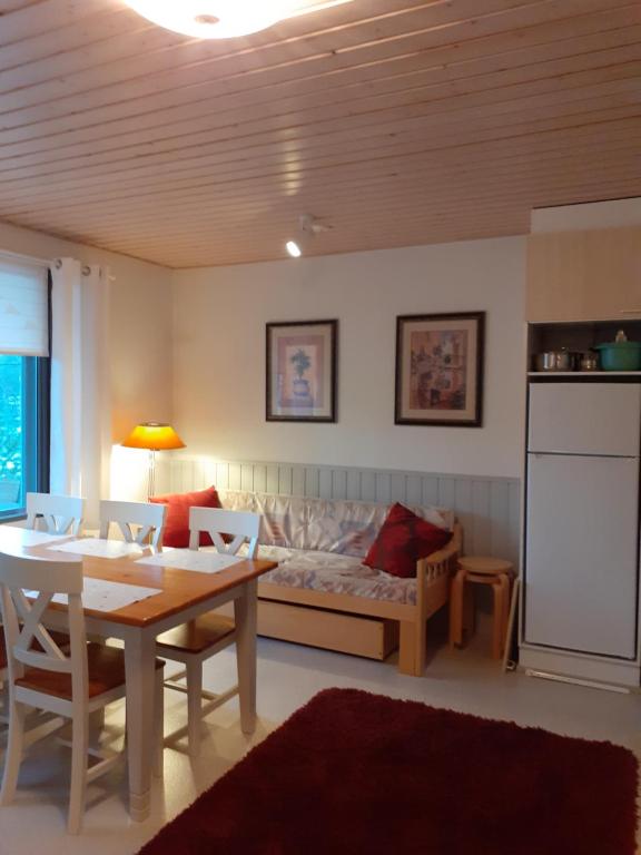 科林基拉Lomakoli rivi4的客厅配有桌子和沙发