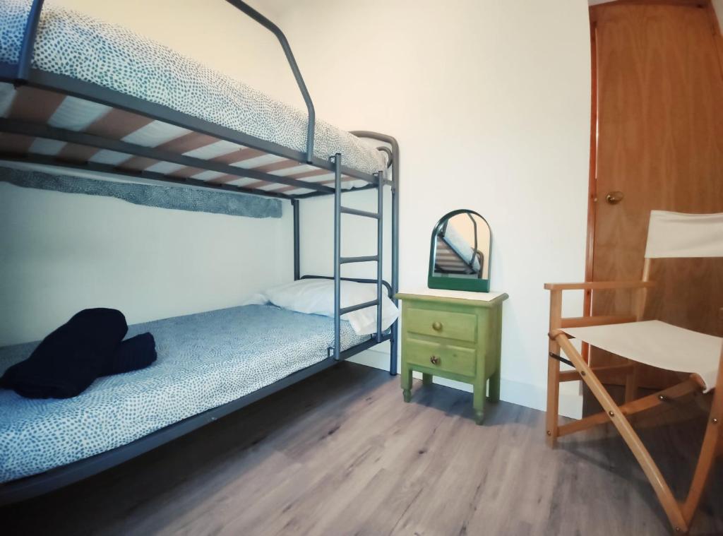 比利亚努阿el rincon de collarada的一间卧室配有两张双层床和一张书桌